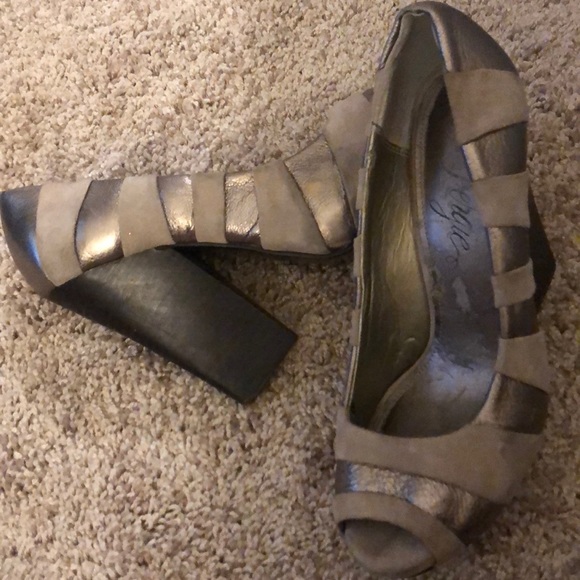 ✨3/$20✨Fergie “Blitz” Metallic 3” Stacked Heel - Picture 3 of 3